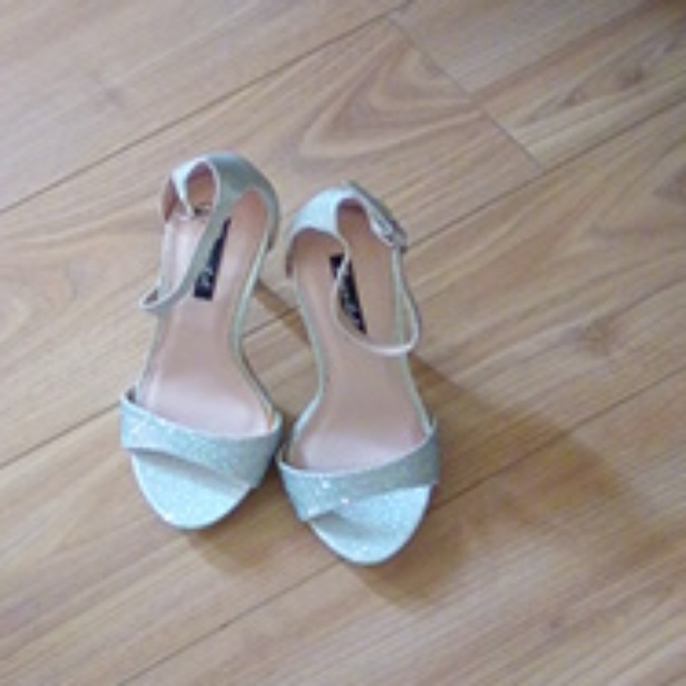 Bonnibel stiletto heels silver sequin shoes sz 7.5